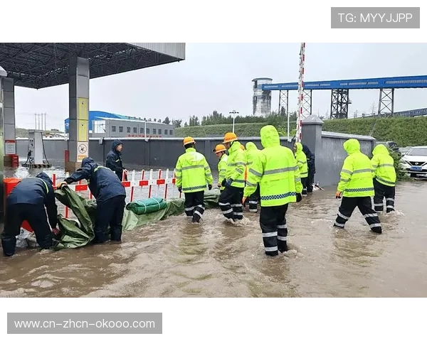 特写：洛里昂主场大雨如注，工作人员紧急处理场地积水