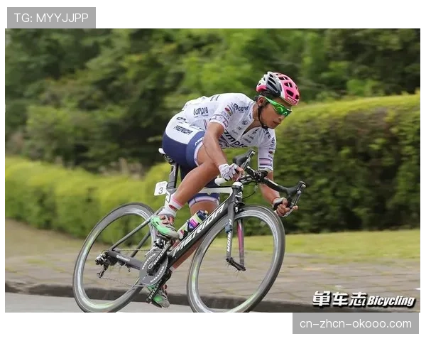 老对手的新敬意：两位争夺多年的名将赛后交换骑行服的一幕。